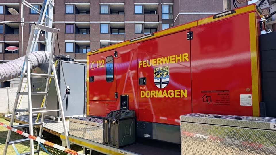 Hitze in Dormagener Heim Feuerwehr im Einsatz.jpg
