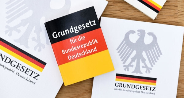 grundgesetz_dpa_600.jpg